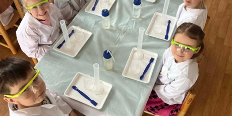 Powiększ grafikę: Dzieci z grupy III podczas zajęć prowadzonych przez Centrum Edukacji SmartLab - "Szalona Polimerowa Piłeczka czyli zrób to sam!"