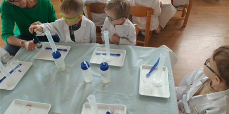 Powiększ grafikę: Dzieci z grupy I podczas zajęć prowadzonych przez Centrum Edukacji SmartLab - "Szalona Polimerowa Piłeczka czyli zrób to sam!"