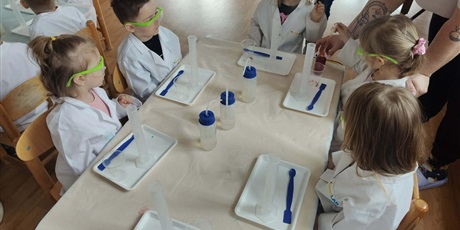 Powiększ grafikę: Dzieci z grupy I podczas zajęć prowadzonych przez Centrum Edukacji SmartLab - "Szalona Polimerowa Piłeczka czyli zrób to sam!"