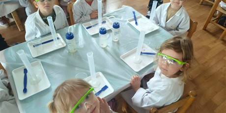 Powiększ grafikę: Dzieci z grupy I podczas zajęć prowadzonych przez Centrum Edukacji SmartLab - "Szalona Polimerowa Piłeczka czyli zrób to sam!"