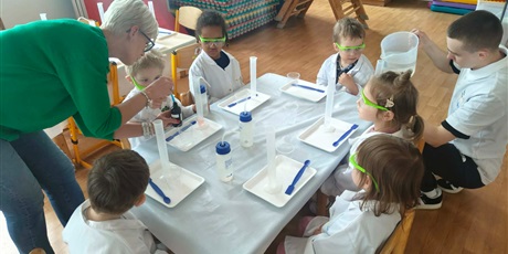 Powiększ grafikę: Dzieci z grupy I podczas zajęć prowadzonych przez Centrum Edukacji SmartLab - "Szalona Polimerowa Piłeczka czyli zrób to sam!"