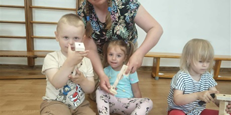 Powiększ grafikę: Grupa I - warsztaty z majsterkowania na sali gimnastycznej prowadzone przez firmę EkranOFFcy