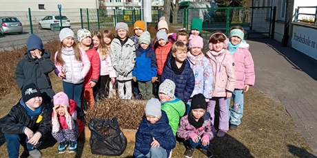 Powiększ grafikę: Wiosenne prace na rabatce Ekoludków i Kosmoludków