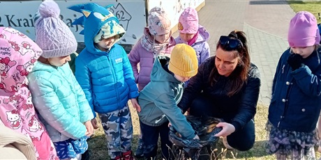 Powiększ grafikę: Wiosenne prace na rabatce Ekoludków i Kosmoludków