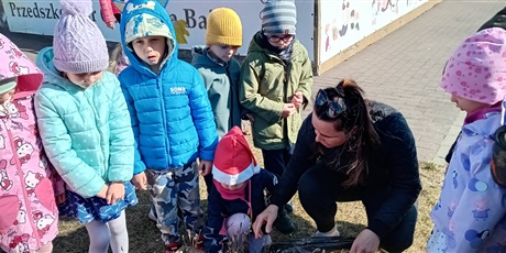 Powiększ grafikę: Wiosenne prace na rabatce Ekoludków i Kosmoludków