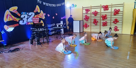 Powiększ grafikę: Występy taneczne dzieci podczas finału WOŚP