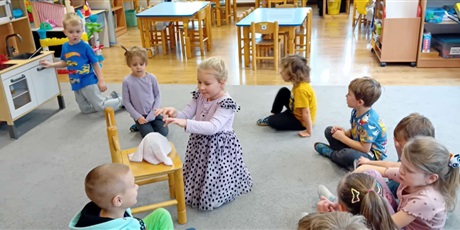 Powiększ grafikę: Andrzejkowe wróżby w grupie III