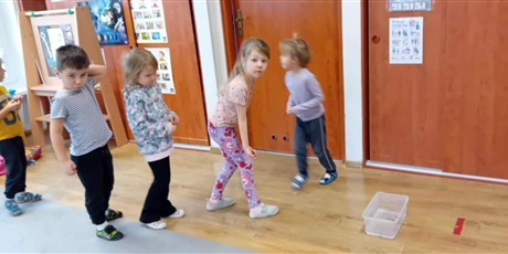 Powiększ grafikę: Andrzejkowe wróżby w grupie III