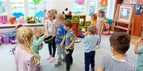 Powiększ grafikę: Andrzejkowe wróżby w grupie III