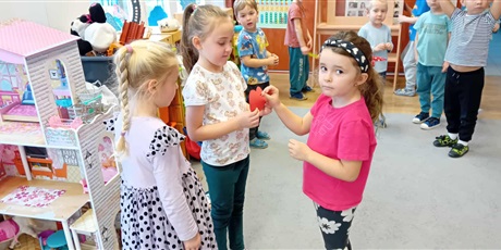 Powiększ grafikę: Andrzejkowe wróżby w grupie III