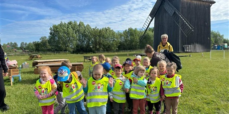 Powiększ grafikę: Wycieczka do Zagrody edukacyjnej "U Młynarza" - na zdjęciu grupa I, w tle wiatrak