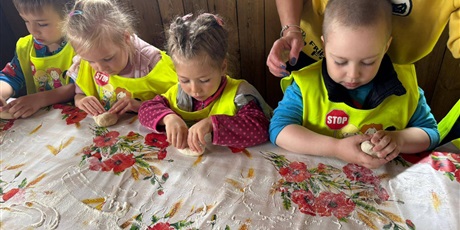Powiększ grafikę: Wycieczka do Zagrody edukacyjnej "U Młynarza" - na zdjęciu dzieci z gr. I robią bułeczki