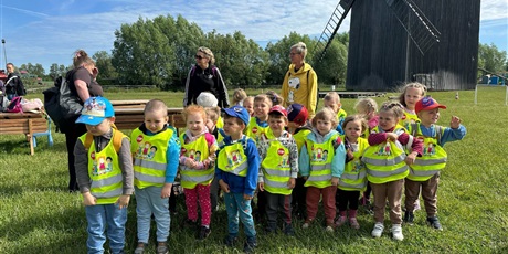 Powiększ grafikę: Wycieczka do Zagrody edukacyjnej "U Młynarza" - na zdjęciu Krasnoludki i ich panie; w tle wiatrak