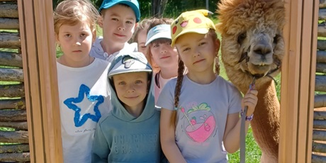 Powiększ grafikę: Wycieczka do gospodarstwa "Alpaka-Team" - na zdjęciu dzieci z alpaką