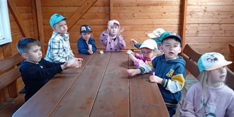 Powiększ grafikę: Wycieczka do gospodarstwa "Alpaka-Team" - na zdjęciu dzieci siedzą przy stole