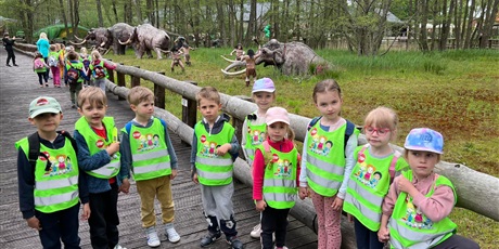 Powiększ grafikę: Dzieci z grupy III na wycieczce w Parku Ewolucji w Sławutówku