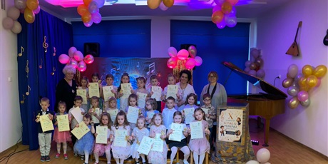 Powiększ grafikę: Na zdjęciu uczestnicy konkursu z paniami z jury oraz panią wicedyrektor ZSP10