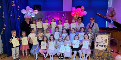 Powiększ grafikę: Na zdjęciu uczestnicy konkursu z paniami z jury oraz panią wicedyrektor ZSP10