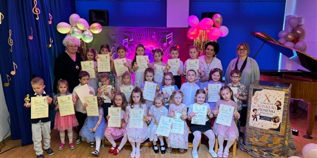 Powiększ grafikę: Na zdjęciu uczestnicy festiwalu z paniami z jury oraz panią wicedyrektor ZSP10