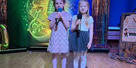 Powiększ grafikę: Na zdjęciu dwie dziewczynki biorące udział w festiwalu