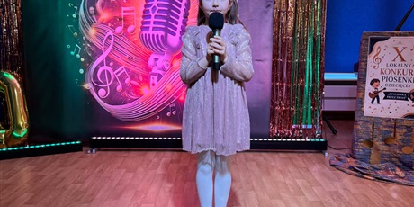 Powiększ grafikę: Na zdjęciu uczestniczka konkursu.