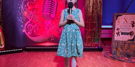 Powiększ grafikę: Na zdjęciu uczestniczka konkursu