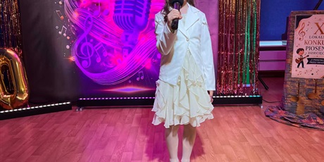 Powiększ grafikę: Na zdjęciu uczestniczka konkursu