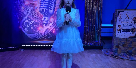 Powiększ grafikę: Na zdjęciu uczestniczka konkursu