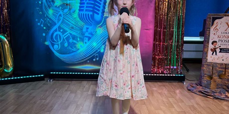 Powiększ grafikę: Na zdjęciu uczestniczka festiwalu.