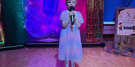 Powiększ grafikę: Na zdjęciu uczestniczka festiwalu.