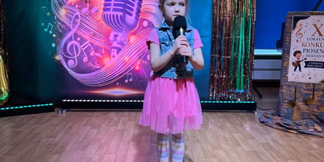 Powiększ grafikę: Na zdjęciu uczestniczka festiwalu.