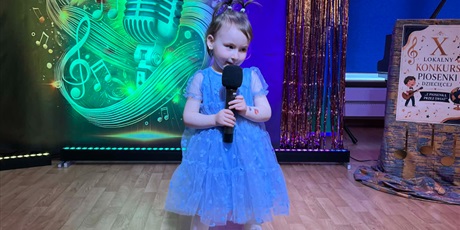 Powiększ grafikę: Na zdjęciu uczestniczka konkursu