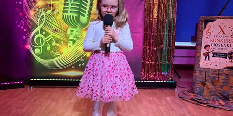 Powiększ grafikę: Na zdjęciu uczestniczka konkursu