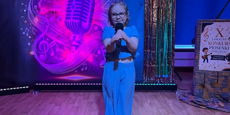 Powiększ grafikę: Na zdjęciu uczestniczka konkursu