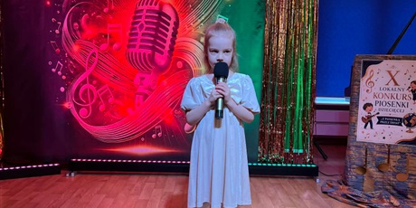 Powiększ grafikę: Na zdjęciu uczestniczka konkursu