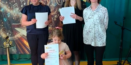 Powiększ grafikę: XII Przymorski Festiwal Piosenki „O Złotą Nutkę Króla Maciusia” - na zdjęciu uczestniczka z jury konkursu