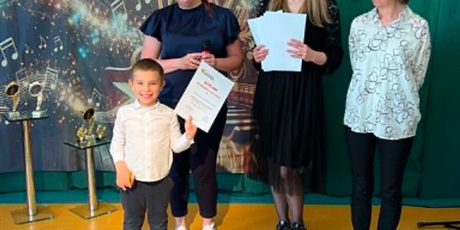 Powiększ grafikę: XII Przymorski Festiwal Piosenki „O Złotą Nutkę Króla Maciusia” - na zdjęciu uczestnik z jury konkursu