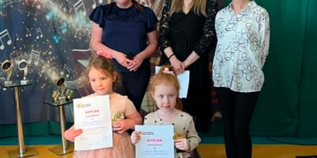 Powiększ grafikę: XII Przymorski Festiwal Piosenki „O Złotą Nutkę Króla Maciusia” - na zdjęciu uczestniczki z jury konkursu