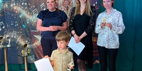 Powiększ grafikę: XII Przymorski Festiwal Piosenki „O Złotą Nutkę Króla Maciusia” - na zdjęciu uczestnik z jury konkursu