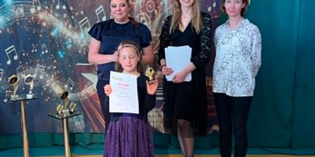 Powiększ grafikę: XII Przymorski Festiwal Piosenki „O Złotą Nutkę Króla Maciusia” - na zdjęciu uczestniczka z jury konkursu