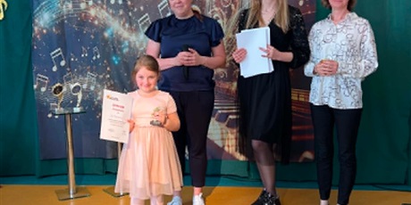 Powiększ grafikę: XII Przymorski Festiwal Piosenki „O Złotą Nutkę Króla Maciusia” - na zdjęciu uczestniczka z jury konkursu