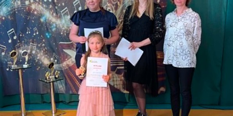 Powiększ grafikę: XII Przymorski Festiwal Piosenki „O Złotą Nutkę Króla Maciusia” - na zdjęciu uczestniczka z jury konkursu
