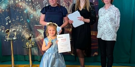 Powiększ grafikę: XII Przymorski Festiwal Piosenki „O Złotą Nutkę Króla Maciusia” - na zdjęciu uczestniczka z jury konkursu