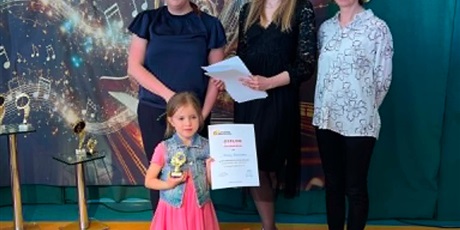 Powiększ grafikę: XII Przymorski Festiwal Piosenki „O Złotą Nutkę Króla Maciusia” - na zdjęciu uczestniczka z jury konkursu
