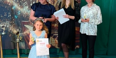 Powiększ grafikę: XII Przymorski Festiwal Piosenki „O Złotą Nutkę Króla Maciusia” - na zdjęciu uczestniczka z jury konkursu