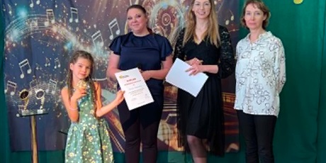 Powiększ grafikę: XII Przymorski Festiwal Piosenki „O Złotą Nutkę Króla Maciusia” - na zdjęciu uczestniczka z jury konkursu
