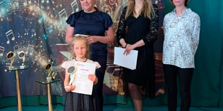 Powiększ grafikę: XII Przymorski Festiwal Piosenki „O Złotą Nutkę Króla Maciusia” - na zdjęciu uczestniczka z jury konkursu
