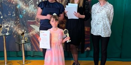 Powiększ grafikę: XII Przymorski Festiwal Piosenki „O Złotą Nutkę Króla Maciusia” - na zdjęciu uczestniczka z jury konkursu