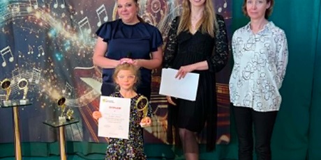 Powiększ grafikę: XII Przymorski Festiwal Piosenki „O Złotą Nutkę Króla Maciusia” - na zdjęciu uczestniczka z jury konkursu