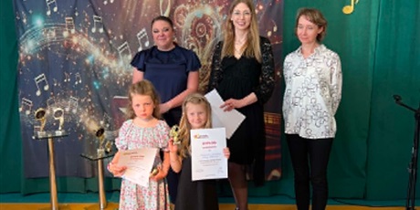 Powiększ grafikę: XII Przymorski Festiwal Piosenki „O Złotą Nutkę Króla Maciusia” - na zdjęciu uczestniczki z jury konkursu
